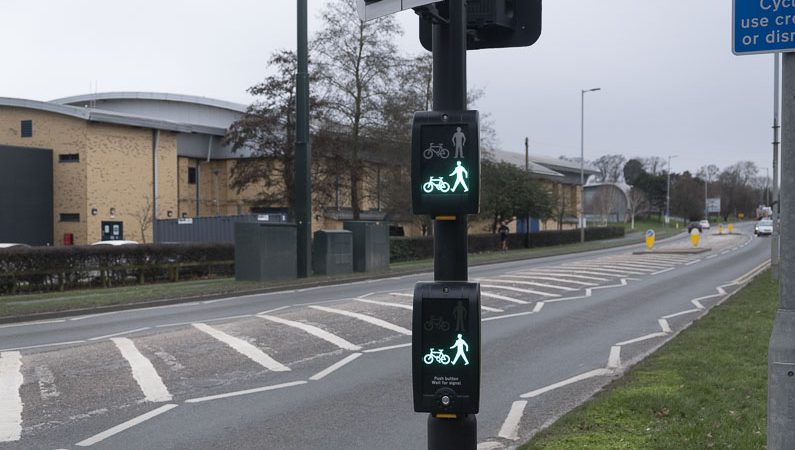 Green lights for pedestrians and cyclists to cross the road together